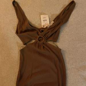 En klänning från pull & bear som är oanvänd, prislapp finns kvar. Det är en kort klänning som är i storlek L.  Köparen står för frakt. 