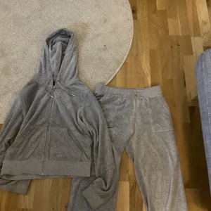 Juicy sett - Juicy sett med kofta i storlek M och byxor i storlek S knappt använda och i nytt skick!