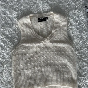 Ullväst - Gullig väst i ull, aldrig använd därmed i nyskick!💕