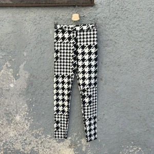 Hundtandsmönstrade tights - Hundtandsmönstrade leggings i material som påminner om träningstights. 82% polyamid, 18% elastan. HELT OANVÄNDA MED LAPP KVAR. Tänker mig dessa ihop med en kavaj i herrsnitt och en go keps. Swish is qween 🐄🏁✔️