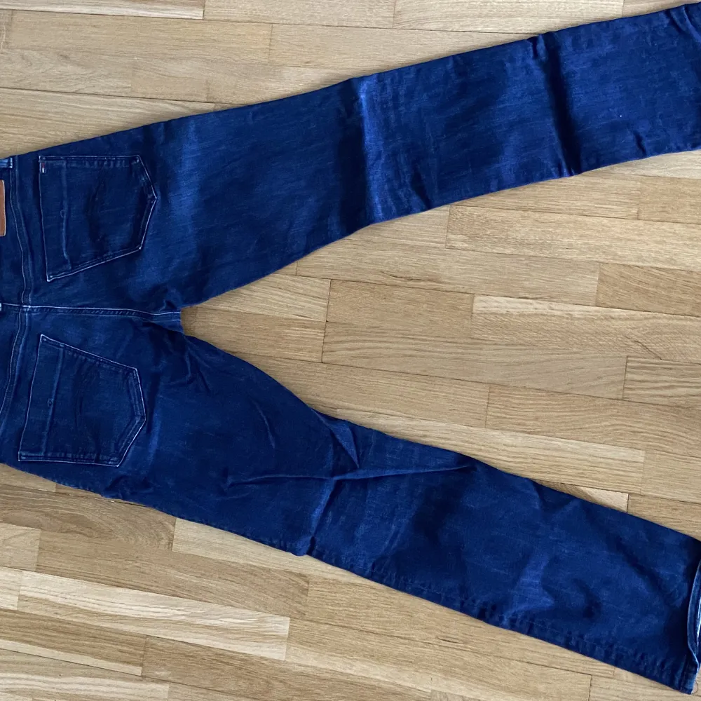 Säljer Tommy Hilfiger jeans blåfärg   Som jag knappt använt och köpte för längesen   Passform straightfit/slim  Stlk 33x32  Skick 8/10. Jeans & Byxor.