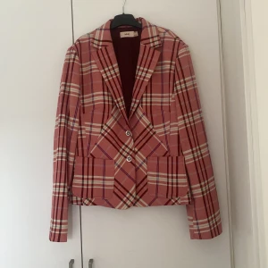 Rosa kavaj från Mango - En kavaj i fint skick från Mango. Angiven storlek (bild 2) stämmer ej, är max en M eller en lite oversized S. Säljes endast då jag inte använder den:)