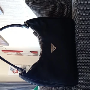 Prada till salu:) - Köpt för nära års sen. 