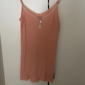 Nattlinne Victoria’s Secret - Jättefint nattlinne från Victoria’s secret. Finns ej i butik längre. Aprikos färg knappt aldrig använd. (Kan användas som vanligt linne med)  Pris går att diskuteras och mer bilder vid begäran