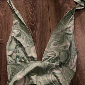 Halterneck topp! - Superfin!  Använd en gång