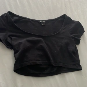 Monki mag tröja  - Jätte fin sommar tröja att ha, inga skador på tröjan eller noppning 