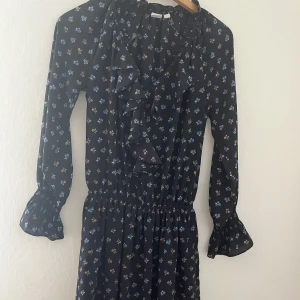 Blommig volangklänning från GAP - Så fin somrig klänning från GAP. Säljer den då den är lite för liten för mig som normalt har storlek S. Skulle nog passa en XS bättre. 💐