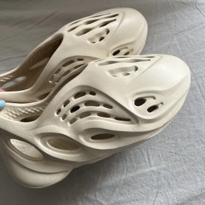 Yeezy Foam Rnnr, tofflor - Färgen sand. Kan inte garantera äkthet så därav priset! För stora på mig och säljes därför.❤️