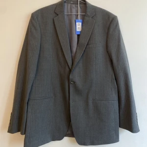 Randig kavaj - Grå pinstriped kavaj. Inköpt second hand, skulle säga storlek L/XL (på lappen står det 54) Lapp från sellpy kvar. 