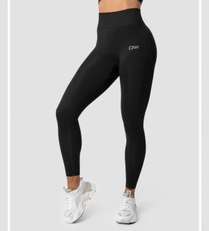 Icaniwill tights svarta - Supersnygga svarta och helt oanvända tights från icaniwill i modellen ’define seamless tights’. Säljer pga att de inte kommer till användning, köpta för 599kr💕💕skriv för egna bilder 🥰 Använd gärna köp nu funktionen!