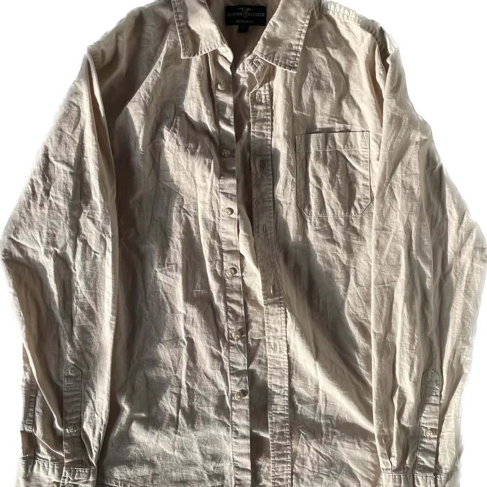 Sand vit/beige skjorta i ny skick. Den har bara legat i garderoben så lite skrynklig. Kolla gärna min profil och kan samman frakta! Priset kan diskuteras.. Skjortor.