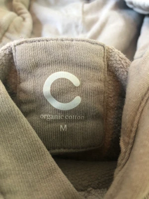 Beige hoodie från cubus - Säljer denna beiga hoodie från cubus i storlek M för att den inte kommer till användnig och är för stor. Den är i bra skick och använd ett par gånger.