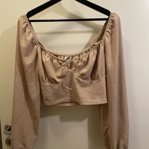 Beige tröja  - Beige tröja, använd några gånger, storlek M