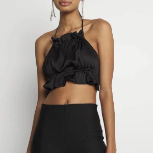 Satin topp med öppen rygg - Säljer denna snygga satin toppen med öppen rygg perfekt till fest som inte har kommit till användning 🫶🏼