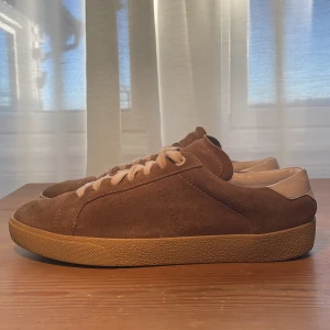 Saint Laurent Skor - Säljer nu mina sjukt snygga Saint Laurent skor som är i storlek 40, fits 41-42. Skick: 8.5/10. Endast skorna medföljer!
