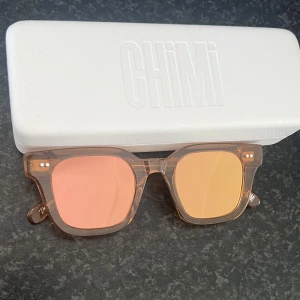Chimi solglasögon  - Superduper snygga chimi solglasögon i färgen peach med spegelglas i formen 04a. Säljer eller bytes mot en annan färg, bra skick, skriv för fler frågor💗💗