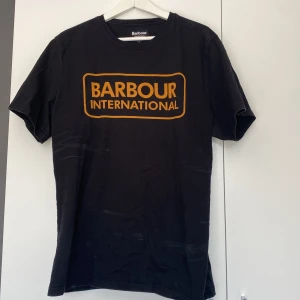 Barbour T-shirt - HERR Svart t-shirt. Se skick. Nypris 400kr.