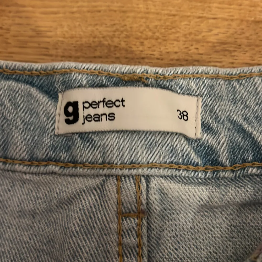 Jeans från Gina tricot som är använda 1 gång.. Jeans & Byxor.
