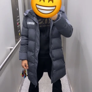 Hoodrich  - Mycket bra skick, säljer billig och passar du som är 170-175cm, väger 60-75 kg.