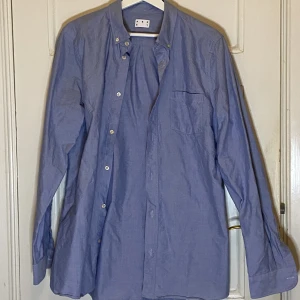 Skjorta från asket - Säljer denna fina skjorta från asket, använd några tillfällen. Köpare betalar för frakt. 