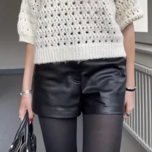 Skinnshorts - Säljer näst intill identiska skinn shorts som knappt använts❤️