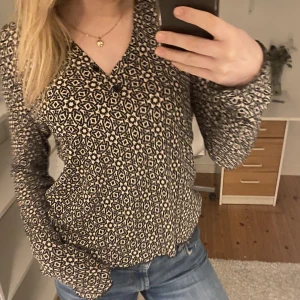 Mönstrad blus - Mönstrad blus från zara, typ aldrig använd 🥳Storlek L men sitter bra på mig som har S