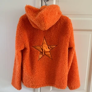 Caya jacka - Säljer denna CAYA jackan i teddytyg❤️ ny med lappen kvar!! Perfekt till after ski❤️Köpt för 2800kr