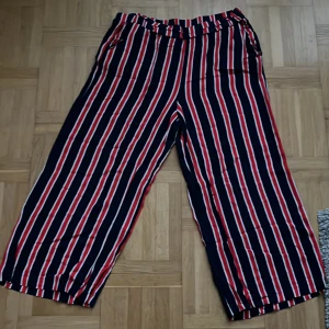 Byxor - Tunna byxor till halva vaden från gina tricot. Perfekta till våren och sommaren. 
