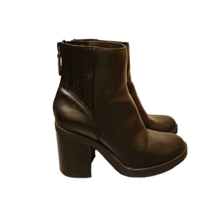 high heel boots - This boots is comfortable.  I want to sell it is because I'm tired for high heel