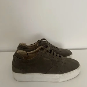 Axel arigato  - (Lånad bild) Säljer dessa Axel arigato skorna! Använda men i ok skick! Skriv för mer bilder! Nypris 2300kr😍