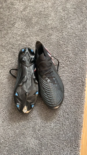Adidas predator  - Använda 3 ggr insåg rätt snabbt att jag inte är en adidas människa. Nypris 1900kr säljer för 450
