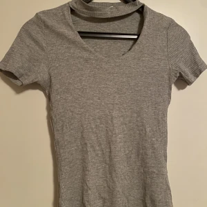 Grå topp  - Använd ett tiotal gånger men ändå i bra skick, tror den är ifrån h&m 