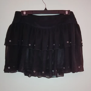 Spets tjol  - Flowy Spets tjol med metall detaljer och undertjol. Obs en detalj saknas 