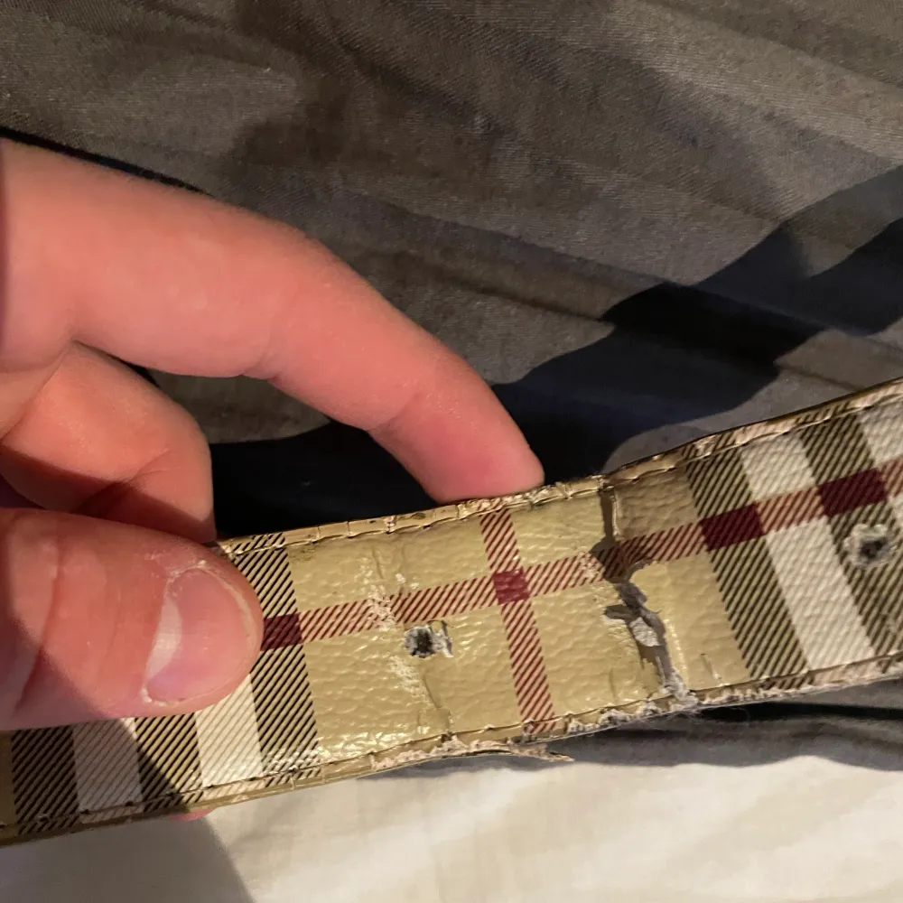 Hej, säljer nu mitt burberry bälte då jag köppt ett nytt o detta inte används. Skick 7/10 då det sprätts upp vid slutet av bältet men snynns knappt då bältes spännaren hamnar framför märket. Köparen står för frakten Skriv för fler bilder eller frågor😊. Asusteet.