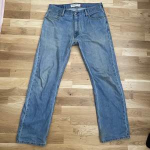 Säljer mina Levi’s jeans då jag har ett par liknande. Modell 505 storlek 32. Snygg passform och bra kvalite.
