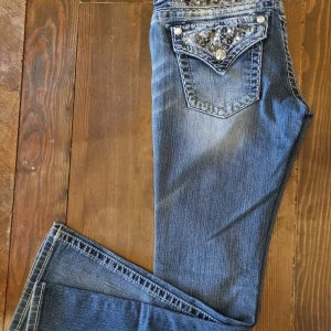 Missme Jeans low bootcut 27 - Säljer ett par missme i storlek 27. De är low och boot cut med stretch. Jag har själv köpt dem från USA men de passa inte. Mått : Midja/höft 37cm rakt över Stuss 47cm rakt över (bredaste partiet över rumpan. Innerben 76cm motsvarar 31 i längd.  