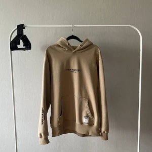 ”Han Har Det” Limiterad Hoodie  - Säljer nu min extremt ovanliga ”HAN HAR DET” Hoodie. Gjordes bara 100. Detta är nr 38 av 100. Tröjan är i extremt bra skick. Kan även skicka med lite stickers som följde med när jag köpte den. 