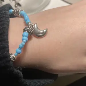 Egengjort armband i blått och silver med en berlock som föreställer en måne💓 kolla min profil för mer smycken! Köparen står för frakt och använd gärna köp nu💓