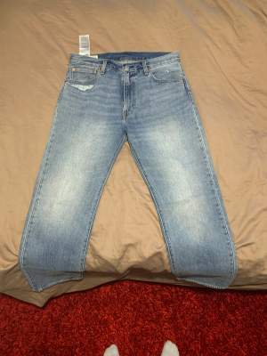Levi’s jeans knappt använda. Köpta för ca 1100kr. Köpte lite större i storleken för jag föredragit att de skulle sitta lite lösare. Storlek W33 L32. Finns i Jönköping (kan även fraktas.