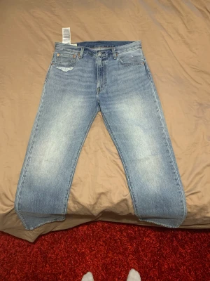 Levis 551Z Jeans - Levi’s jeans knappt använda. Köpta för ca 1100kr. Köpte lite större i storleken för jag föredragit att de skulle sitta lite lösare. Storlek W33 L32. Finns i Jönköping (kan även fraktas.