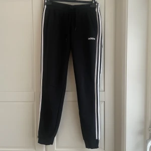 Adidas mjukisbyxor  - Superfina och sköna mjukisbyxor från Adidas i fint skick. Storlek 34-36, funkar på hade killar och tjejer. Köpta för 500kr, säljer för 100kr🫶🏼