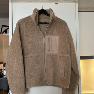 Teddyjacka  - Säljer min trendiga Teddyjacka, nästan i nyskick, använt varsamt :)  Normal i storleken, passar mig som vanligtvis har S/38