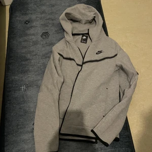 Nike tech kofta säljs  - Säljer en helt oanvänd Nike tech kofta i färgen grå den är i fint skick och är nyligen inhämtad den går för 1200 men jag säljer den för 500kr 