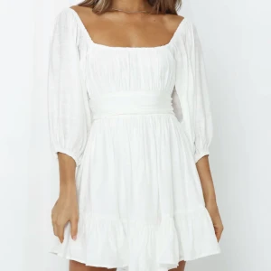 Vit klänning  - Helt ny klänning ej använd med prislappen på 