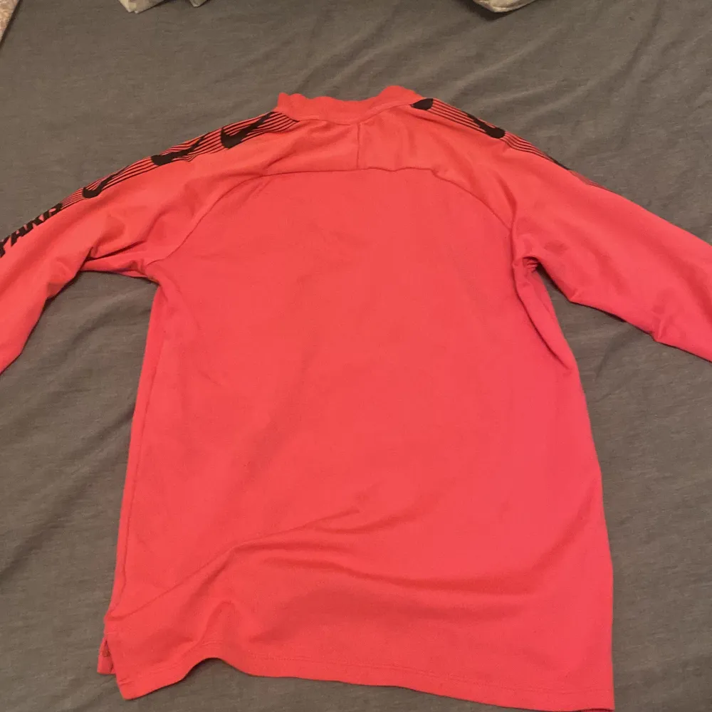 Säljer min psg tröja som tyvärr inte kommer till användning längre. Neon rosa i färg, knappt använd så inga synliga fläckar, storlek S men passar både M och S.. Tröjor & Koftor.