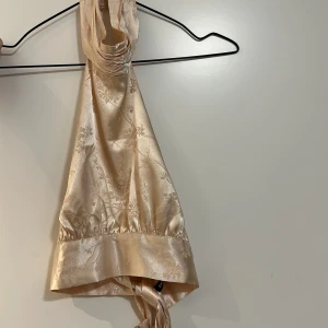 Silkes topp - Superfin silkestopp med hög hals och öppen rygg i bak! 