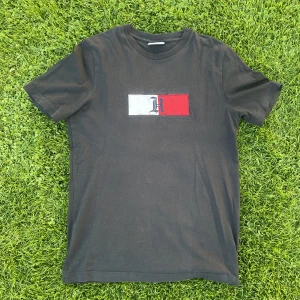Tommy Hilfiger Lewis Hamilton  - Tommy Hillfiger x Lewis Hamilton t-shirt i storlek medium. Mycket fint skick men passar inte längre. Högre kvalitet än vanliga TH kläder. 