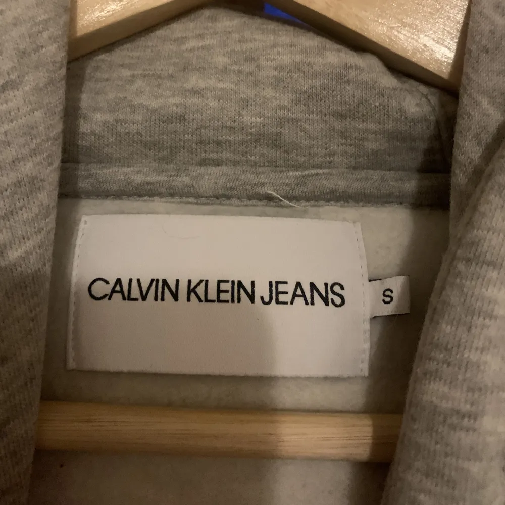 Säljer en jättefin grå Calvin Klein hoodie som knappt är använd i storlek S.. Hoodies.