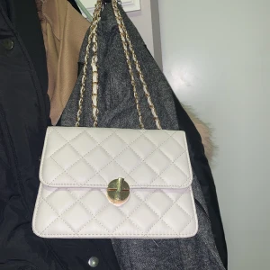 Vit väska - Vit väska från Shein 60kr. 