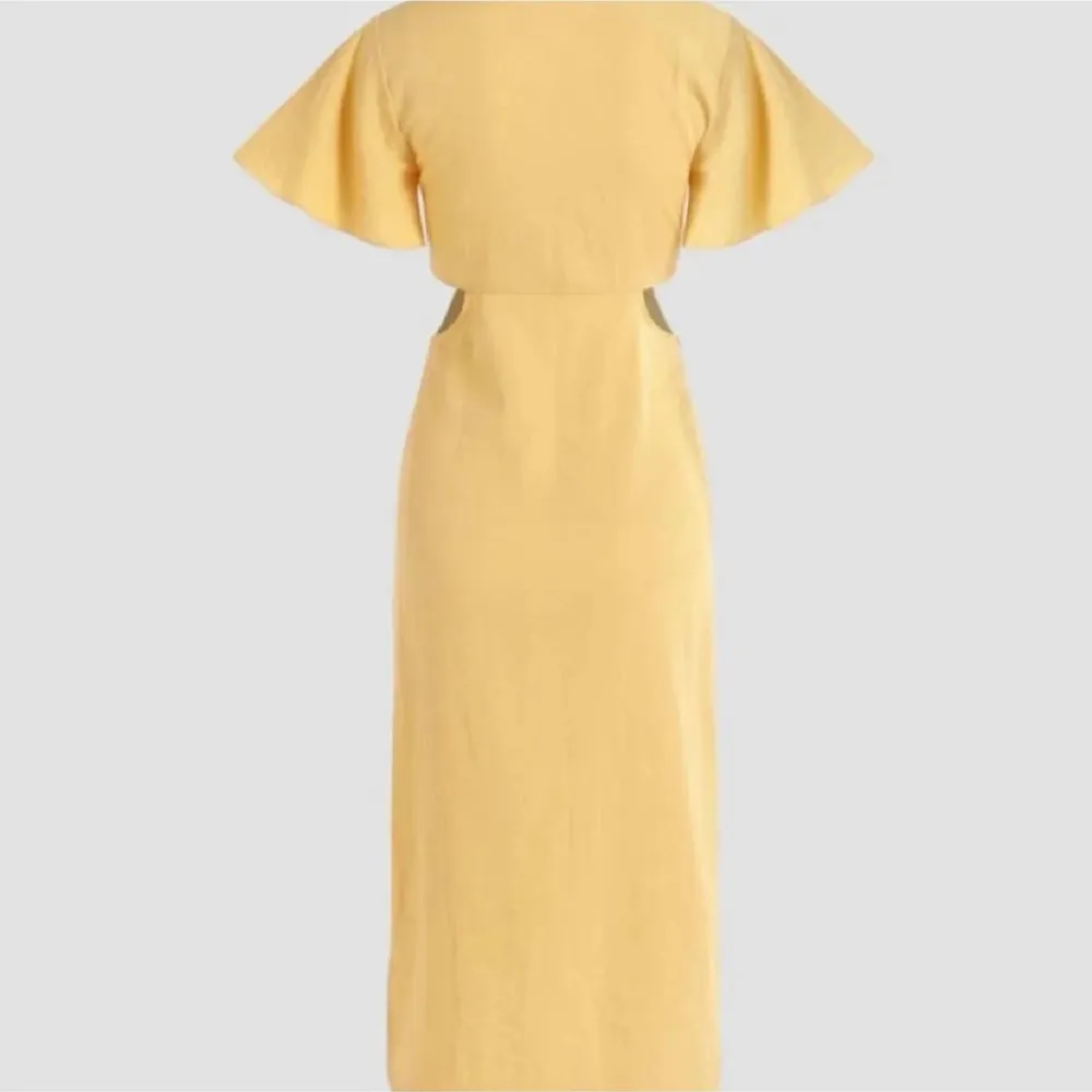 Jättefin gul klänning! Köpt på här på plick men passade tyvärr inte. Står storlek L men skulle mer säga M☺️. Klänningar.